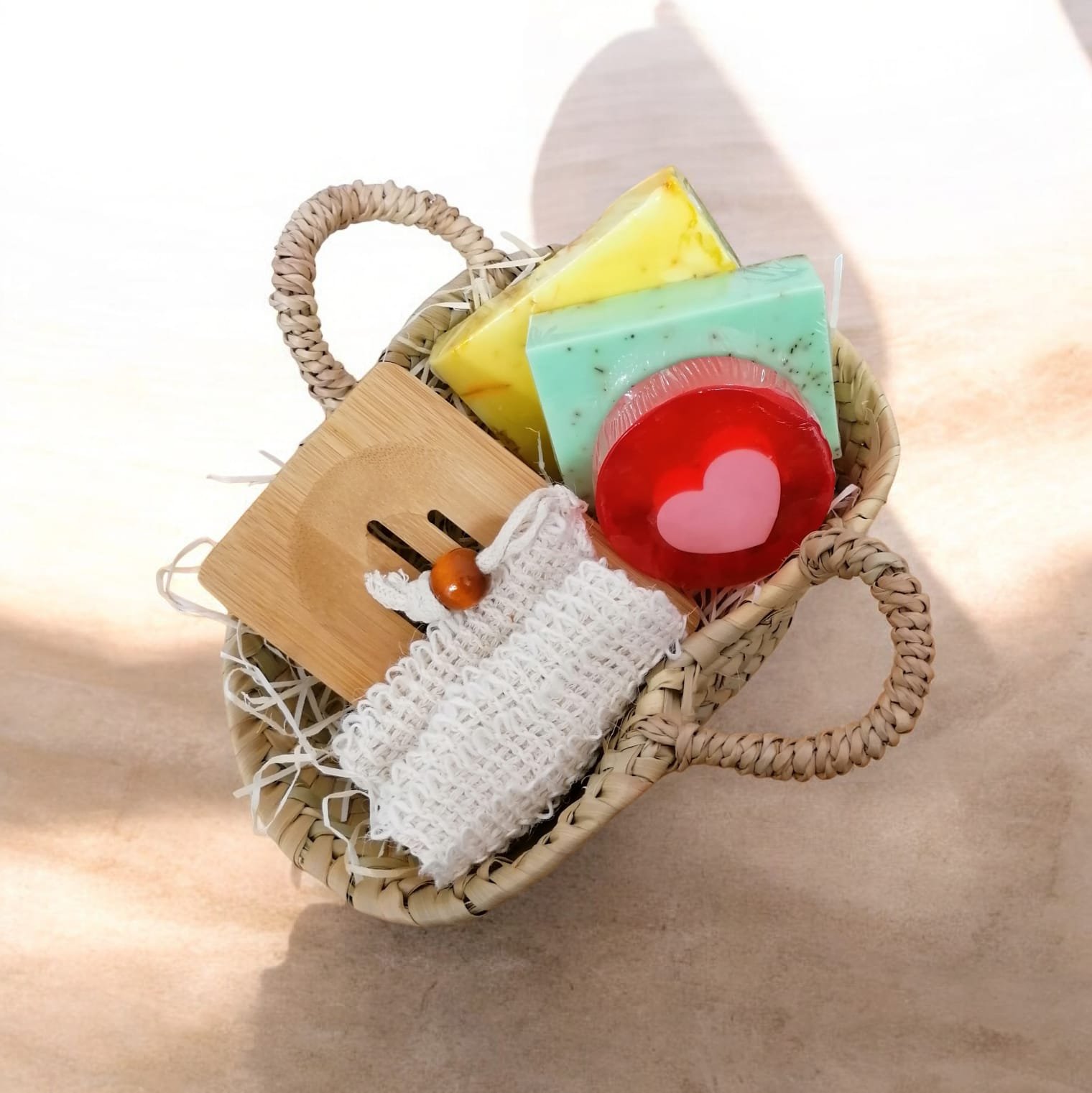 Cesta lista para regalar (jabones, jabonera y esponja)
